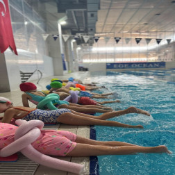 Minik Yüzücülerle Su Dolu Eğlence!