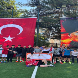 Öğrenciler ve Öğretmenler Arasında Dostluk Maçı! ⚽🇹🇷