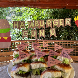 Kendi Hamburgerimizi Yaptık!