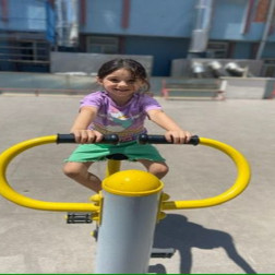 🌞 Güneşli Günler, Hareketli Anlar! Parkta Spor ve Eğlence Zamanı! 🛝💛