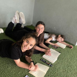 📖 Sessizlikte Kitaplarla Buluşma! 🕯️