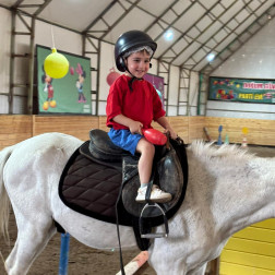 🐎 Minik Biniciler At Üstünde!