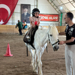 🐎 Minik Biniciler At Üstünde!