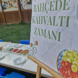 YAZ OKULUNDA BAHÇEDE KAHVALTI