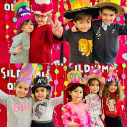 Miniklerin hayal gücü podyumu salladı! 😄🧢🎉