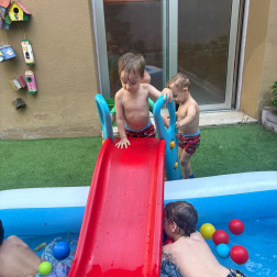 Sıçrayan Neşe: Havuz Partisi!