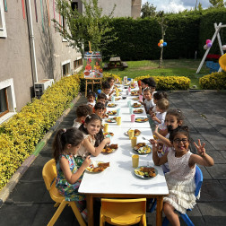 BAHÇEDE GÜZEL BİR SABAH