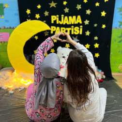 Yıldızlar Altında Neşeli Bir Pijama Partisi!