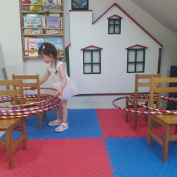 Yaz Okulu Etkinlikleri: Hulahopla Hareket, Denge ve Eğlence!