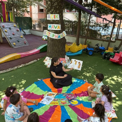 Bahçede Kitaplarla Buluştuğumuz Huzur Dolu Okuma Saati!