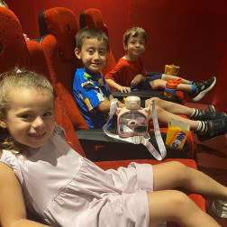 Sinema Salonunda Buluşan Kalpler!