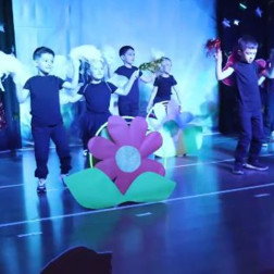 Yıldızlar Sahnede: Yıl Sonu Gösterisi!