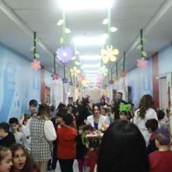 Minik Dahiler, Çılgın Saçlarla Sahnede!