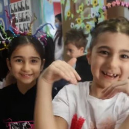 Minik Dahiler, Çılgın Saçlarla Sahnede!