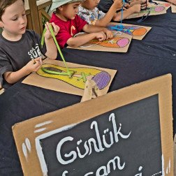 Minik Ellerle Bağcık Bağlama!