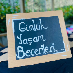 Minik Ellerle Bağcık Bağlama!