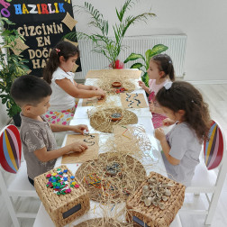 Küçük Eller, Büyük Hayaller