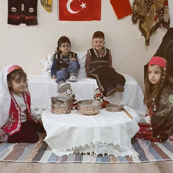 Geleneksel Kıyafetlerle Kültür Yolculuğu