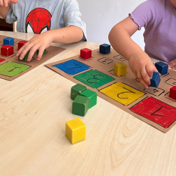 🍓 Çilek Ağacı’nda Minik Zihinlerle Büyük Adımlar: Renk, Sayı ve Eşleştirme Etkinliği 🔢🎨