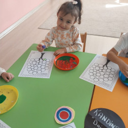Yapraklarla Dolu Ağaçlar 🌳🍃