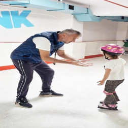 ❄️ Miniklerin Buz Pisti Macerası ⛸️