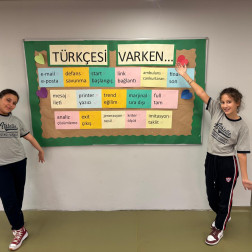 TÜRKÇESİ VARKEN...