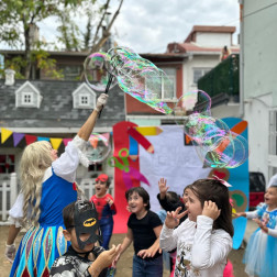🎭 Renkli Kostümler, Kocaman Baloncuklar!