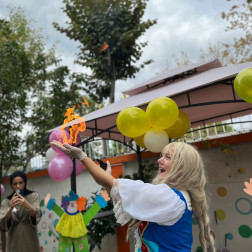 🎭 Renkli Kostümler, Kocaman Baloncuklar!