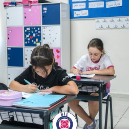 Bil Koleji olarak, öğrencilerimizin başarıya giden yolda en büyük güç kaynağı olduğuna inanıyoruz. Çalışkan ve azimli öğrencilerimizle birlikte, öğrenmeyi keyifli ve verimli hale getiriyoruz.
