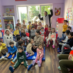 Renkli Kostümlerle Eğlenceli Tiyatro Günü!