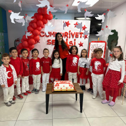 ✨ Cumhuriyet Sevinci Minik Kalplerde! ❤️🤍