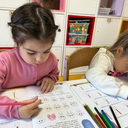 Dikkatli Zihinler, Renkli Kalemler!