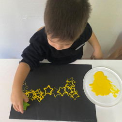 Minik Ellerle Yıldızlı Sanat Çalışması