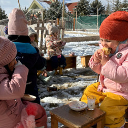 Bahçede ateş etrafında atıştırmalık zamanı