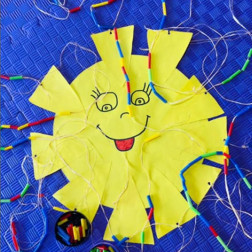 Güneşli Bir Günde Boncuklarla İnce Motor Yolculuğu