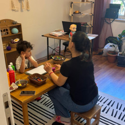 Psikologumuzun odasında bireysel görüşmeler