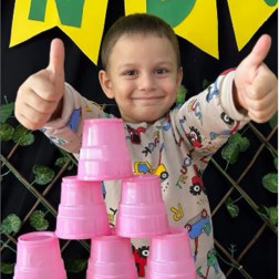 Renkli Bardaklarla Eğlenceli Denge Oyunu