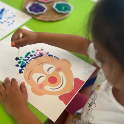 Renkli Parmak Dokunuşlarıyla Palyaço Tamamlama