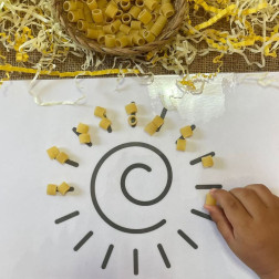 Makarna Parçalarıyla Güneşimizi Oluşturuyoruz