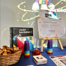 Hız ve Dikkat Şöleni: Renkli Bardaklar Turnuvası!