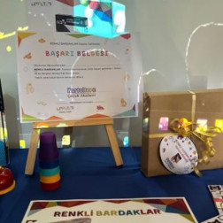 Hız ve Dikkat Şöleni: Renkli Bardaklar Turnuvası!