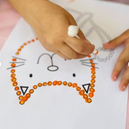 Minik Parmakların Büyüsü: Kulak Çubuğu ile Sınırlı Boyama