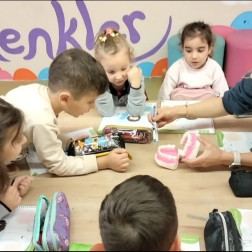 BEMBEYAZ DİŞLERİMİZ TATLI GÜLÜMSEMEMİZ