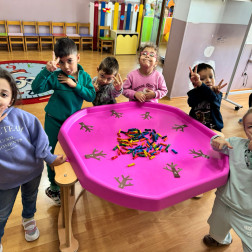 🎨 Beylikdüzü Doğa Anaokulu'nda Renkli Çubuklarla Minik Sanatçılar İş Başında! ✨