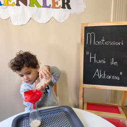Montessori – Huni ile Aktarma Çalışması