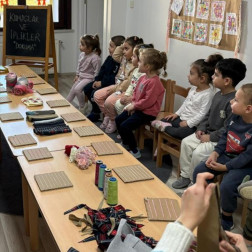 Kumaşlar ve İpliklerle Dokuma Atölyesi