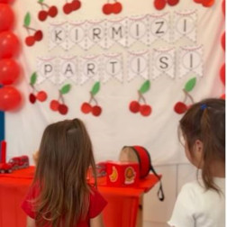 Kırmızı Partisi ile Renklerin Neşeli Dünyası