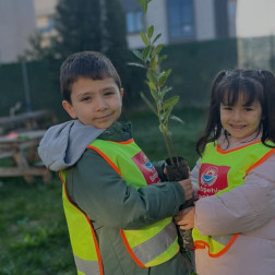 🌱 Doğaya Sevgiyle: Minik Ellerden Büyük Bir Dokunuş