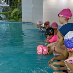 Anasınıflarımızda Yüzme, Buz  Pateni ve Jimnastik Derslerimiz