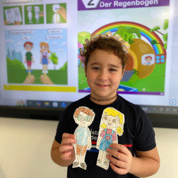 🎭 2. sınıf öğrencilerimiz, Almanca dersinde kitabımızın karakterlerini kendi yaptıkları kuklalarla canlandırdılar! 💛🇩🇪